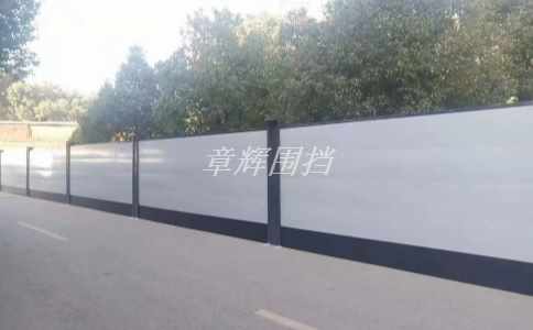 如何正确处理彩钢围挡的残骸和废弃物，以保护环境？